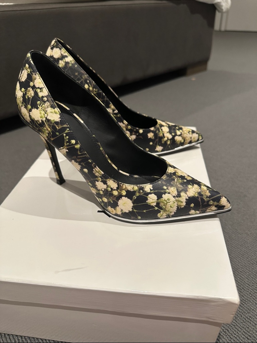 Givenchy Balck Multi Floral Print Escarpin Pumps